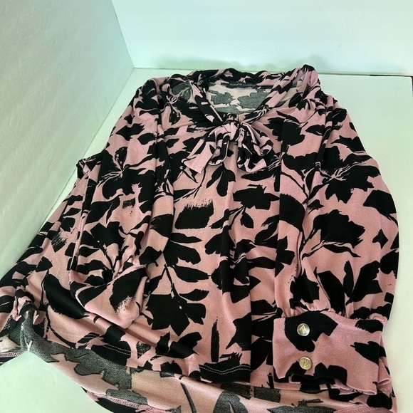 NWOT Adrienne Vittadini Knit Blouse Pink  Black Floral Design and Tie Front - Picture 4 of 7